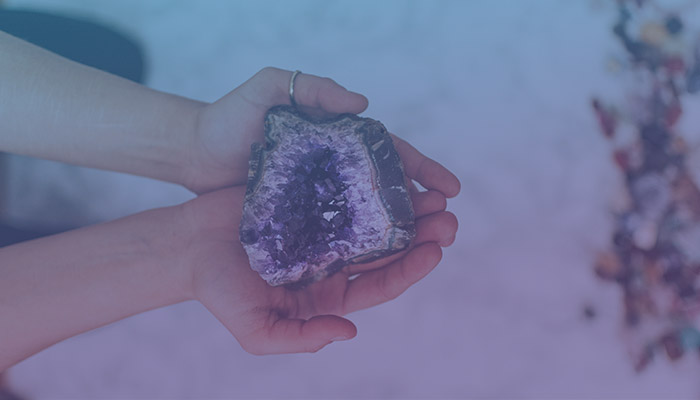 Como limpar e energizar seus chakras com cristais